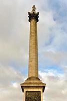 la columna de nelson en trafalgar square en londres. es una plaza pública en la ciudad de westminster, en el centro de londres, construida alrededor del área antes conocida como charing cross. foto