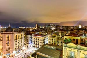 horizonte de barcelona por la noche en cataluña, españa. foto