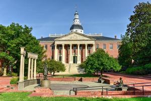 edificio de la capital del estado de maryland en annapolis, maryland en la tarde de verano. es el capitolio estatal más antiguo en uso legislativo continuo, que data de 1772. foto