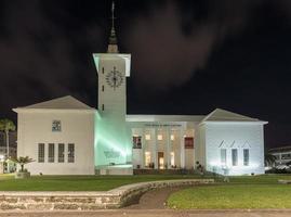 ayuntamiento de las bermudas y centro de artes en hamilton, bermudas de noche, 2022 foto