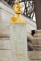 busto de gustave eiffel en la base de la torre eiffel en parís, francia, 2022 foto