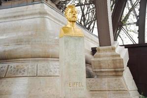 busto de gustave eiffel en la base de la torre eiffel en parís, francia, 2022 foto