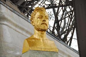 busto de gustave eiffel en la base de la torre eiffel en parís, francia, 2022 foto