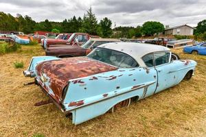 coche viejo oxidado en un depósito de chatarra del desierto en arizona, estados unidos, 2022 foto