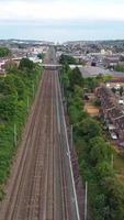 hög vinkel antal fot av brittiskt järnväg tåg på spår, video