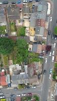 filmagem de alto ângulo de casas imobiliárias e residenciais da comunidade muçulmana paquistanesa e caxemira asiática na cidade de luton, na inglaterra, grã-bretanha, filmagem de drone video