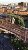 imagens de alto ângulo do trem ferroviário britânico nos trilhos, video