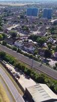 images en grand angle de maisons immobilières et de résidences de la communauté musulmane asiatique pakistanaise et cachemirienne à la ville de luton en angleterre grande-bretagne, images de drones video