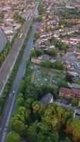 imagens de alto ângulo do trem ferroviário britânico nos trilhos, video