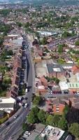 filmagem de alto ângulo de casas imobiliárias e residenciais da comunidade muçulmana paquistanesa e caxemira asiática na cidade de luton, na inglaterra, grã-bretanha, filmagem de drone video