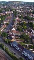 imágenes de drones de alto ángulo de residenciales británicos en inglaterra video