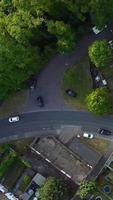 alto angolo metraggio di vero tenuta case e residenziali di asiatico pakistano e kashmir musulmano Comunità a luton città di Inghilterra grande Gran Bretagna, di droni metraggio video