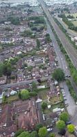 filmagem de alto ângulo de casas imobiliárias e residenciais da comunidade muçulmana paquistanesa e caxemira asiática na cidade de luton, na inglaterra, grã-bretanha, filmagem de drone video