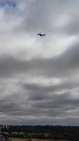 cielo azul con nubes en movimiento video