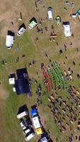 imágenes aéreas del parque de atracciones, la gente disfruta del verano caluroso en un parque público local de la ciudad de luton, se celebró un parque de atracciones con atracciones aterradoras para las familias. video