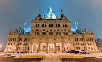 capitolio del estado de connecticut en hartford en una noche de invierno. el edificio alberga el senado estatal, la cámara de representantes y la oficina del gobernador. foto