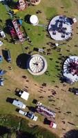 images aériennes de la fête foraine, les gens profitent de l'été chaud dans un parc public local de la ville de luton, une fête foraine a eu lieu avec des manèges effrayants pour les familles. video