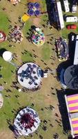 images aériennes de la fête foraine, les gens profitent de l'été chaud dans un parc public local de la ville de luton, une fête foraine a eu lieu avec des manèges effrayants pour les familles.
