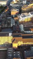 antenn se av stad i vertikal och porträtt stil video