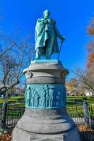 monumento al comodoro matthew c perry en touro park en newport, rhode island. foto