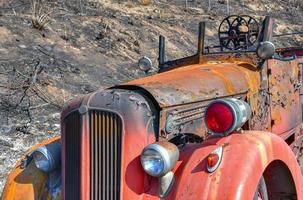 camión de bomberos quemado en malibu tras los incendios forestales en california en 2018. foto