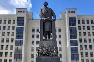 monumento a lenin frente al edificio del parlamento en la plaza de la independencia en minsk, bielorrusia, 2022 foto