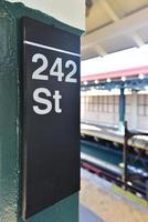 mta 242 street estación van cortlandt park en el metro de la ciudad de nueva york. es el término de la línea de tren 1 en el bronx. foto