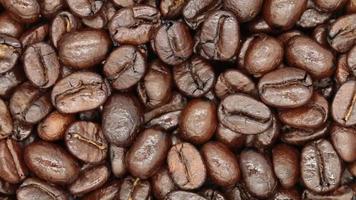 os grãos de café giram e giram, vista superior. video