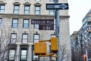 letreros de las calles a lo largo de la milla de los museos en la ciudad de nueva york. foto