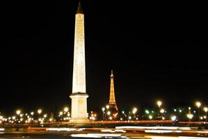place de la concorde en la noche con la torre eiffel en el fondo en parís, francia, 2022 foto