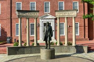 monumento de thurgood marshall junto al edificio de la capital del estado de maryland en annapolis, maryland, en una tarde de verano. es el capitolio estatal más antiguo en uso legislativo continuo, que data de 1772. foto