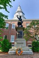 estatua del barón johann dekalb antes del edificio de la capital del estado de maryland en annapolis, maryland, en la tarde de verano. es el capitolio estatal más antiguo en uso legislativo continuo, que data de 1772. foto