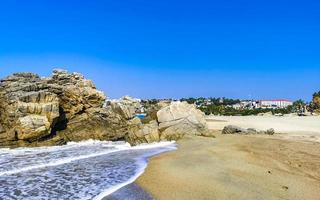 grandes olas y rocas para surfistas en la playa puerto escondido méxico. foto