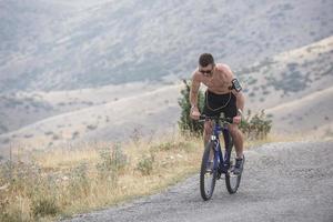 Extreme mountain bike deporte atleta hombre cabalgando al aire libre estilo de vida trail foto