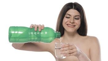 mujer bebiendo agua. aislado sobre fondo blanco foto