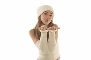 joven mujer rubia sonriente feliz con suéter y sombrero de punto blanco, tendencia de accesorios de moda de temporada fría de invierno cálido, posando sobre fondo de estudio blanco aislado foto