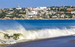 puerto escondido oaxaca mexico 2022 olas extremadamente grandes para surfistas en la playa puerto escondido mexico. foto