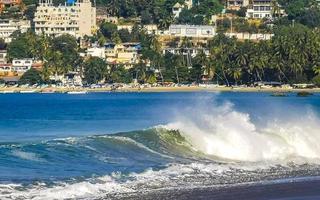 puerto escondido oaxaca mexico 2022 olas extremadamente grandes para surfistas en la playa puerto escondido mexico. foto