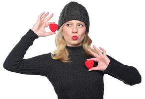 Linda mujer joven atractiva con corazón rojo. retrato de arte del día de san valentín. foto