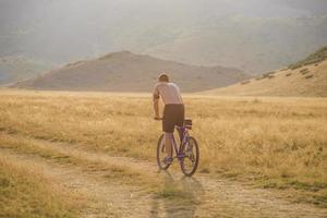 bicicleta de montaña extrema deporte atleta hombre montando al aire libre estilo de vida trailextrema bicicleta de montaña deporte atleta hombre montando al aire libre estilo de vida trail foto