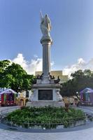 plaza colon en el viejo san juan, puerto rico con una estatua de cristóbal colón. foto