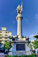 plaza colon en el viejo san juan, puerto rico con una estatua de cristóbal colón. foto