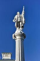 plaza colon en el viejo san juan, puerto rico con una estatua de cristóbal colón. foto