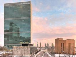 sede de las naciones unidas en la ciudad de nueva york, estados unidos en el invierno al atardecer, 2022 foto