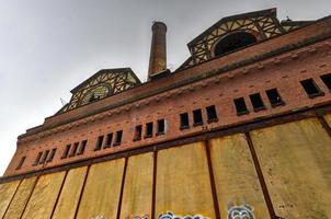 central eléctrica abandonada a lo largo del río hudson en yonkers, nueva york, 2022 foto