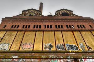 central eléctrica abandonada a lo largo del río hudson en yonkers, nueva york, 2022 foto