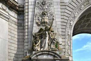 el arco triunfal del renacimiento griego y la columnata en la entrada de manhattan del puente de manhattan. foto