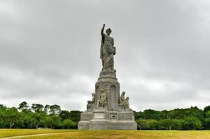 monumento nacional a los antepasados en plymouth, massachusetts, erigido por la sociedad peregrina en 1889 foto