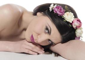 mujer joven y atractiva con hermoso peinado y flores en el pelo foto