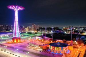 vista aérea a lo largo de coney island y la playa en brooklyn, nueva york, 2022 foto